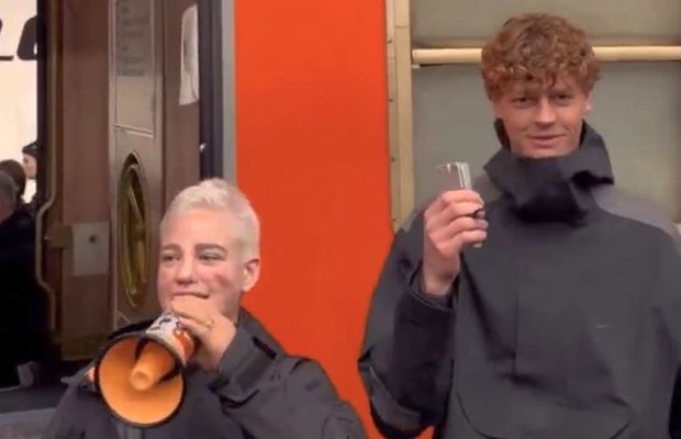 Jannik Sinner într-un nou rol: a devenit controlor de tren în Milano înainte de Jocurile Olimpice de Iarnă