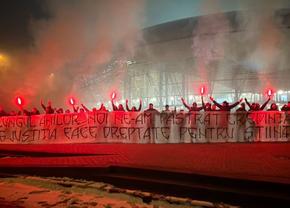 Și-au marcat victoria! Ultrașii din Peluza Sud au venit la stadion în seara meciului Universitatea Craiova - Oțelul
