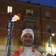 Cristi Chivu poartă flacăra olimpică prin Milano / FOTO: Captură X