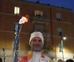 Cristi Chivu poartă flacăra olimpică prin Milano / FOTO: Captură X