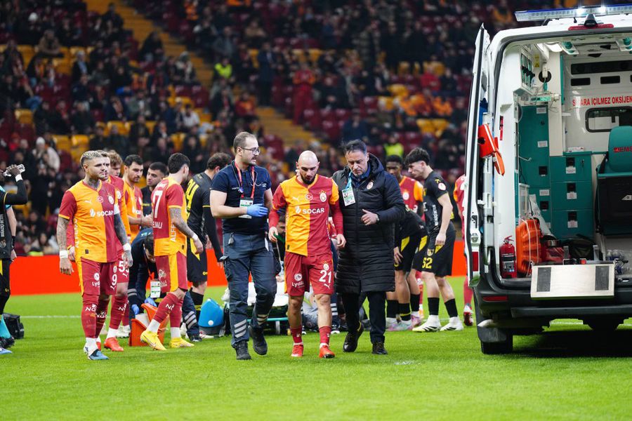 Salvarea pe teren, după ce s-au ciocnit cap în cap! » Unul și-a pierdut cunoștința, altul s-a ales cu o fractură