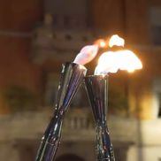 Cristi Chivu poartă flacăra olimpică prin Milano / FOTO: Captură X