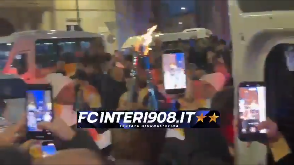 Cristi Chivu poartă flacăra olimpică prin Milano