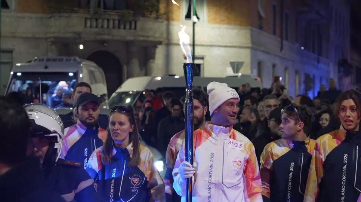 Cristi Chivu poartă flacăra olimpică prin Milano