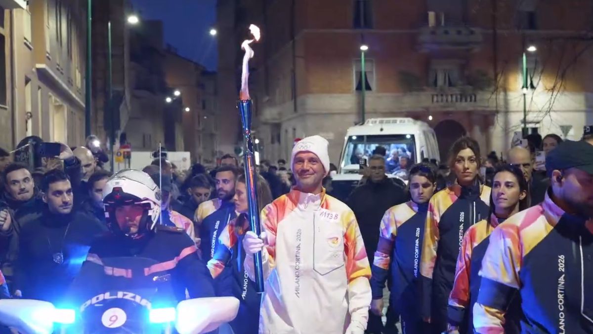Cristi Chivu poartă flacăra olimpică prin Milano