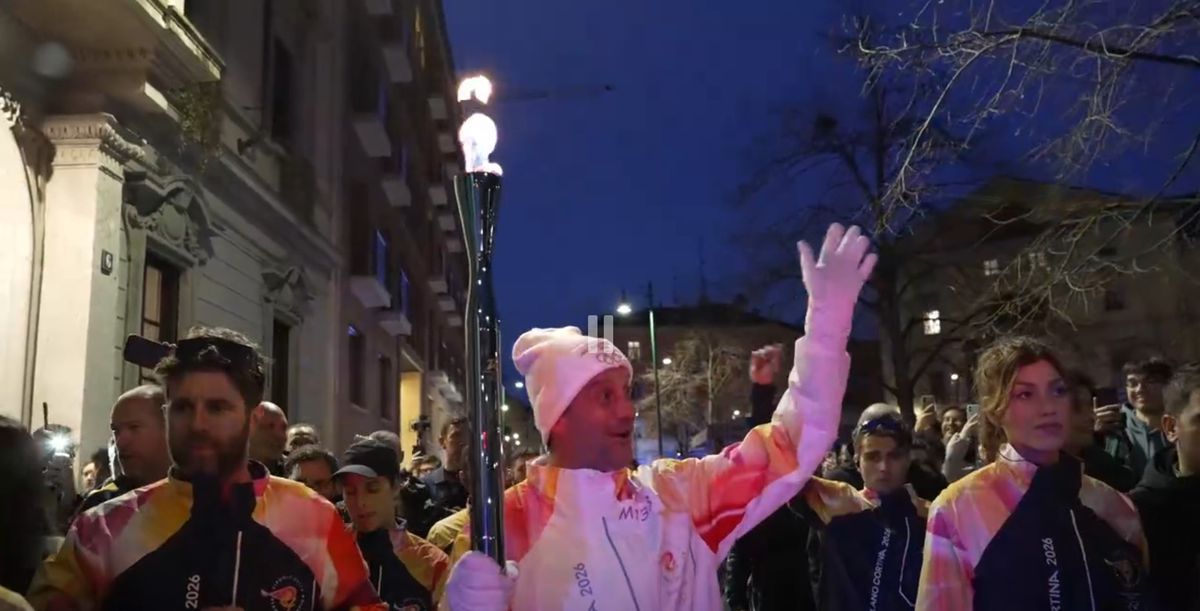 Cristi Chivu poartă flacăra olimpică prin Milano