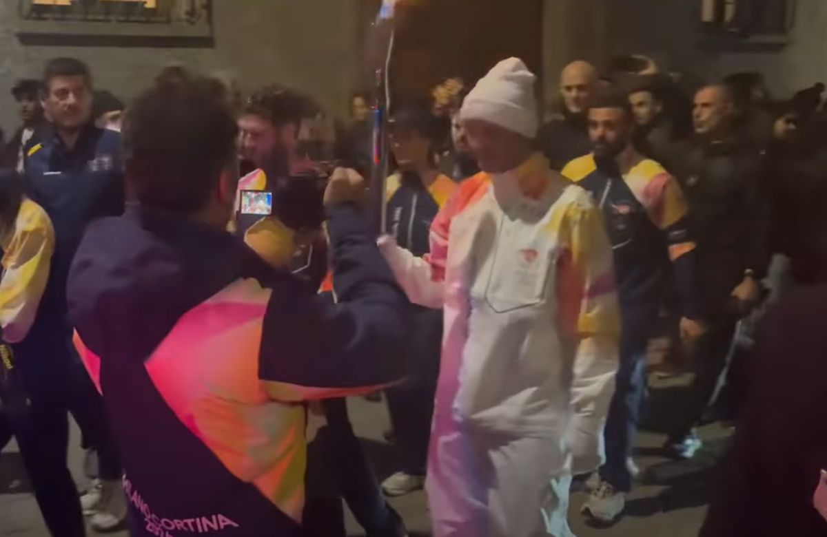 Cristi Chivu poartă flacăra olimpică prin Milano