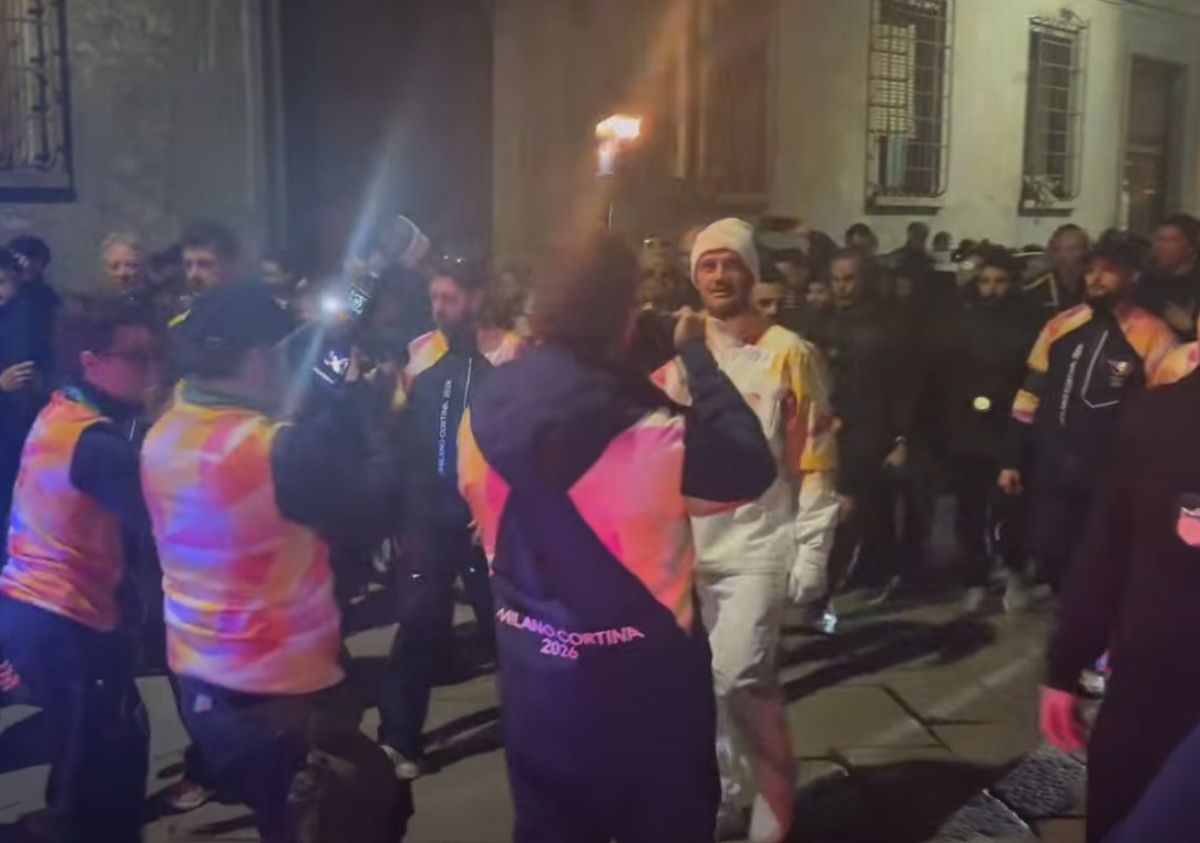 Cristi Chivu poartă flacăra olimpică prin Milano