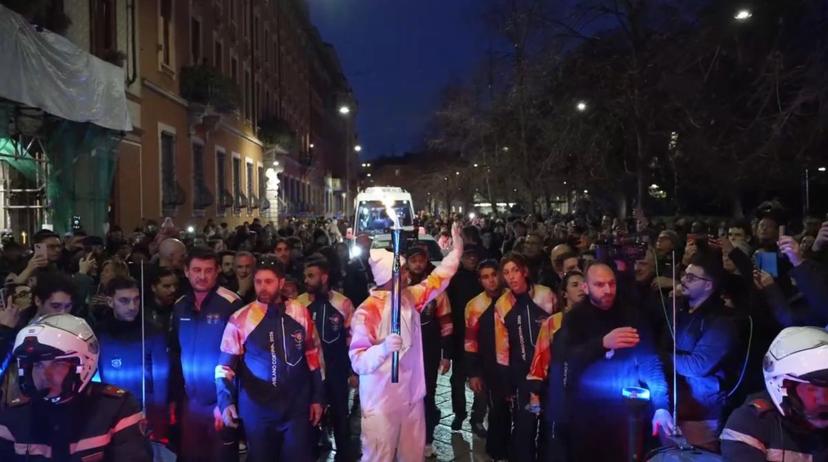 Cristi Chivu poartă flacăra olimpică prin Milano