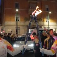 Cristi Chivu poartă flacăra olimpică prin Milano / FOTO: Captură X