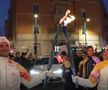Cristi Chivu poartă flacăra olimpică prin Milano / FOTO: Captură X