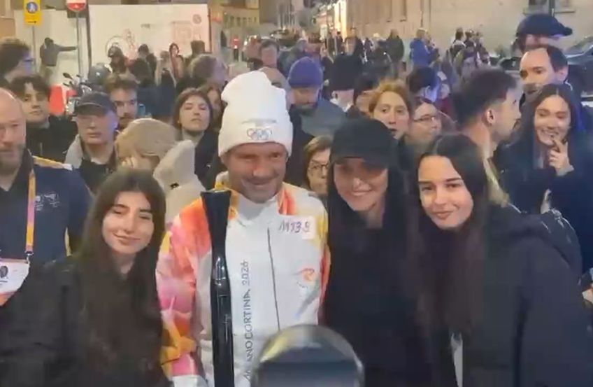 Cristi Chivu poartă flacăra olimpică prin Milano