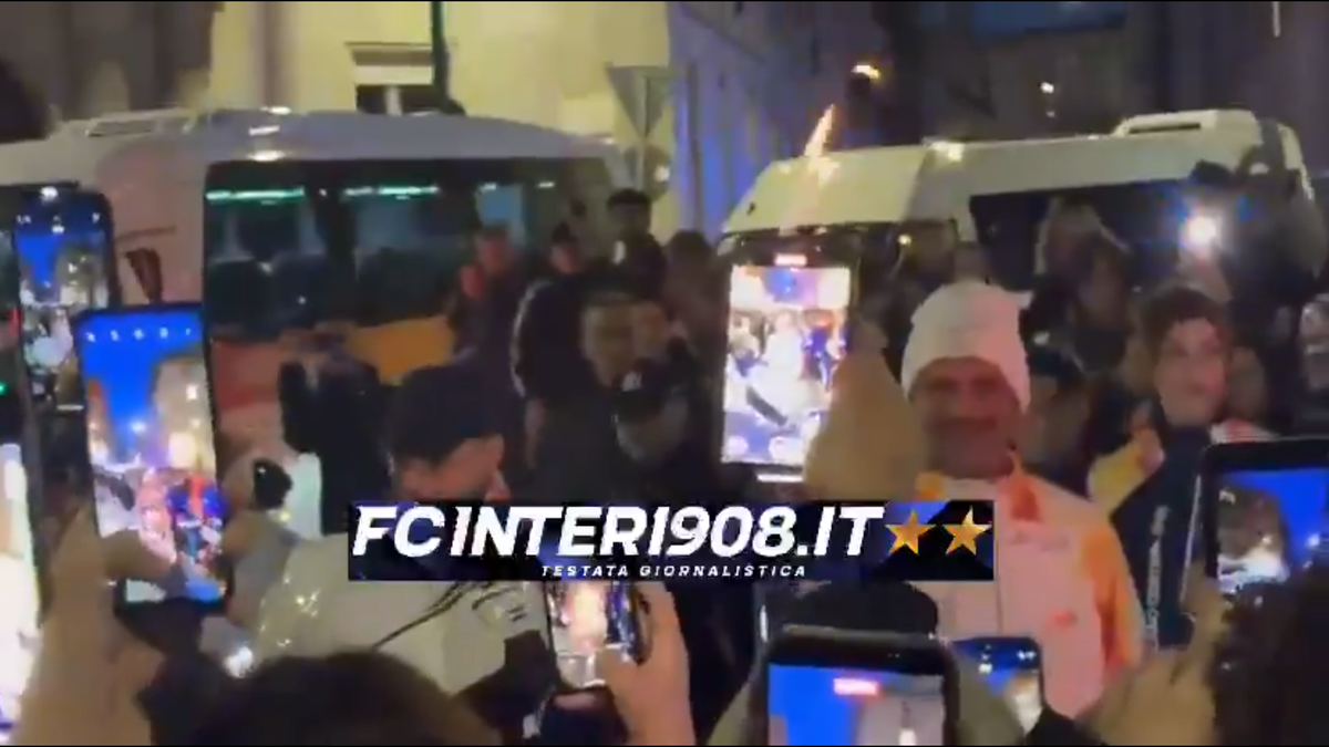 Cristi Chivu poartă flacăra olimpică prin Milano