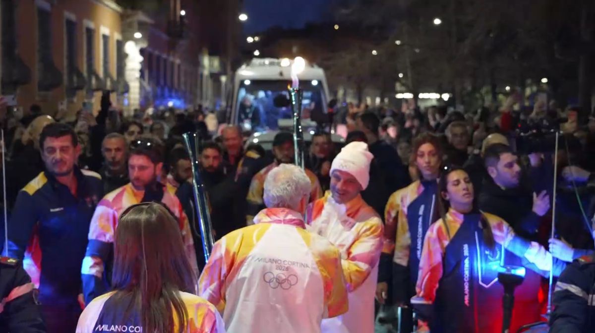 Cristi Chivu poartă flacăra olimpică prin Milano