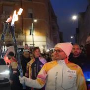 Cristi Chivu poartă flacăra olimpică prin Milano / FOTO: Captură X