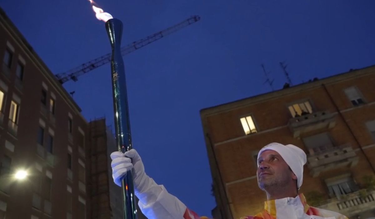 Cristi Chivu poartă flacăra olimpică prin Milano