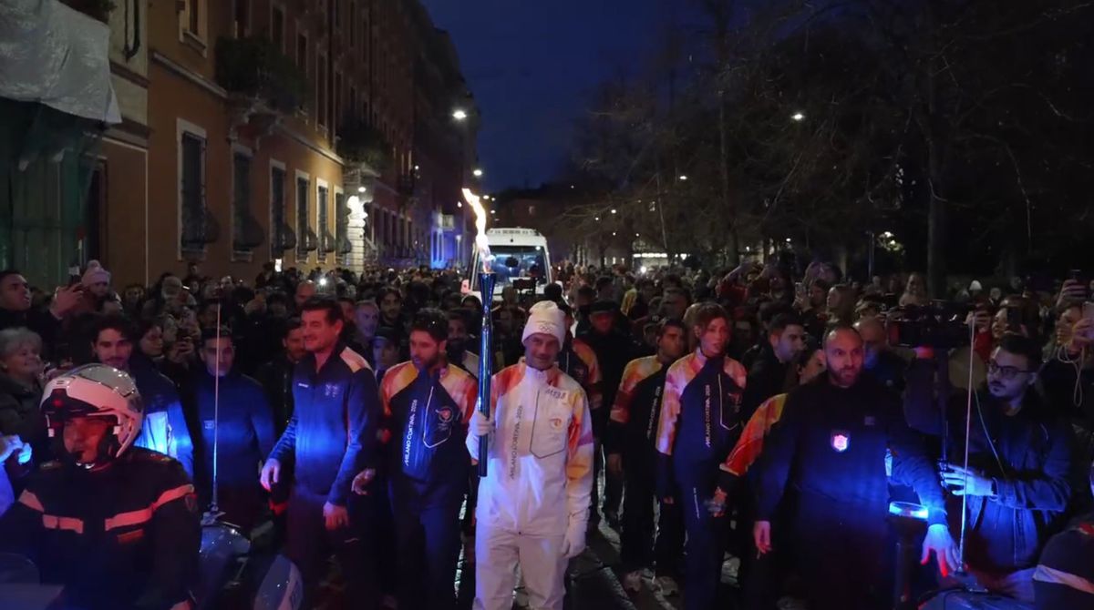 Cristi Chivu poartă flacăra olimpică prin Milano