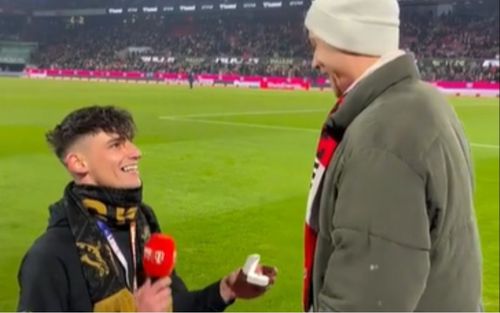 Arbitrul amator Pascal Kaiser (stânga) își cere partenerul în căsătorie / Foto: captură