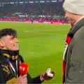 Arbitrul amator Pascal Kaiser (stânga) își cere partenerul în căsătorie / Foto: captură