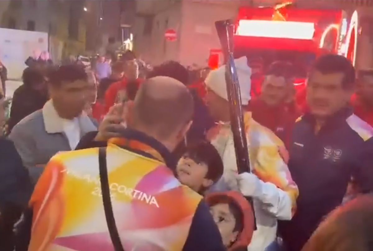 Cristi Chivu poartă flacăra olimpică prin Milano