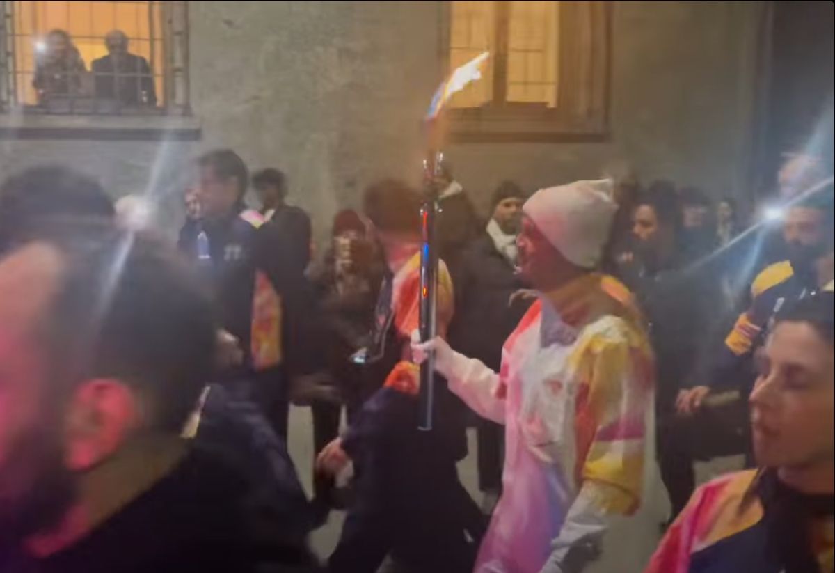 Cristi Chivu poartă flacăra olimpică prin Milano