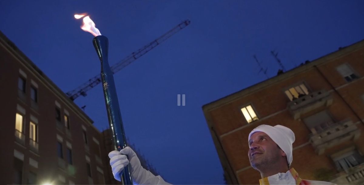 Cristi Chivu poartă flacăra olimpică prin Milano