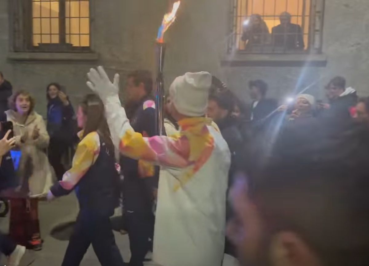 Cristi Chivu poartă flacăra olimpică prin Milano