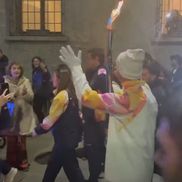 Cristi Chivu poartă flacăra olimpică prin Milano / FOTO: Captură @Welovesport