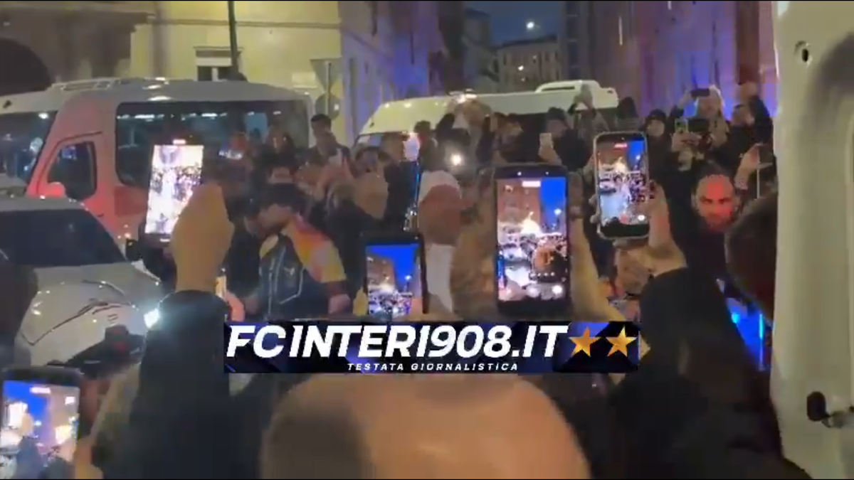 Cristi Chivu poartă flacăra olimpică prin Milano