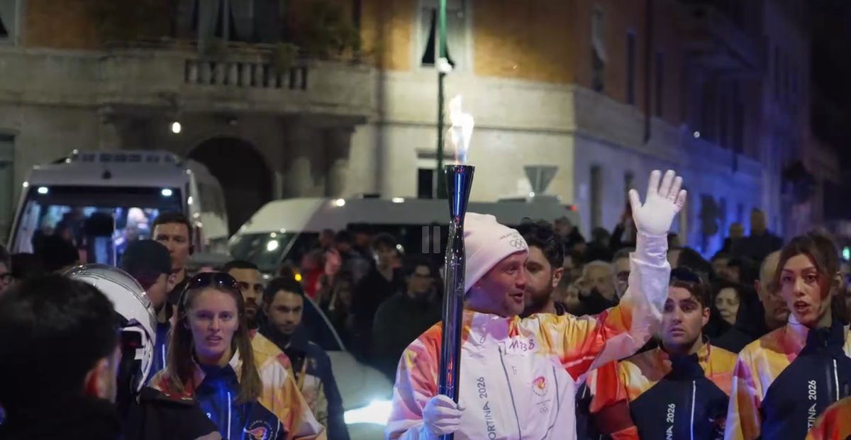 Cristi Chivu poartă flacăra olimpică prin Milano