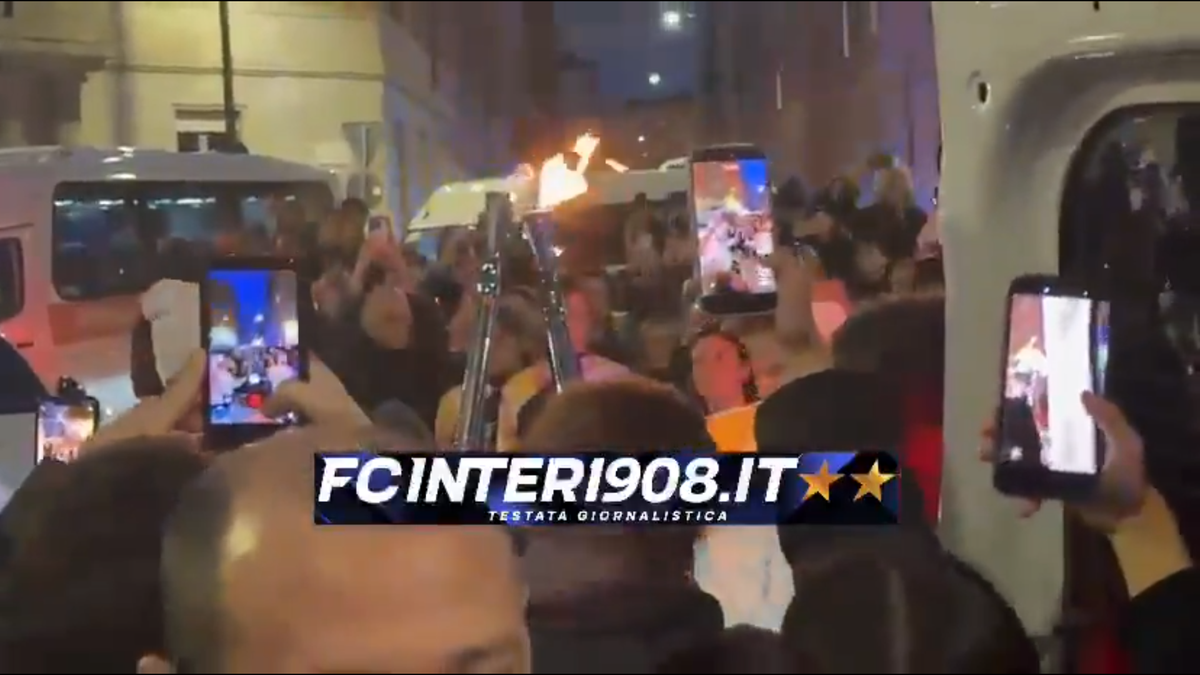 Cristi Chivu poartă flacăra olimpică prin Milano