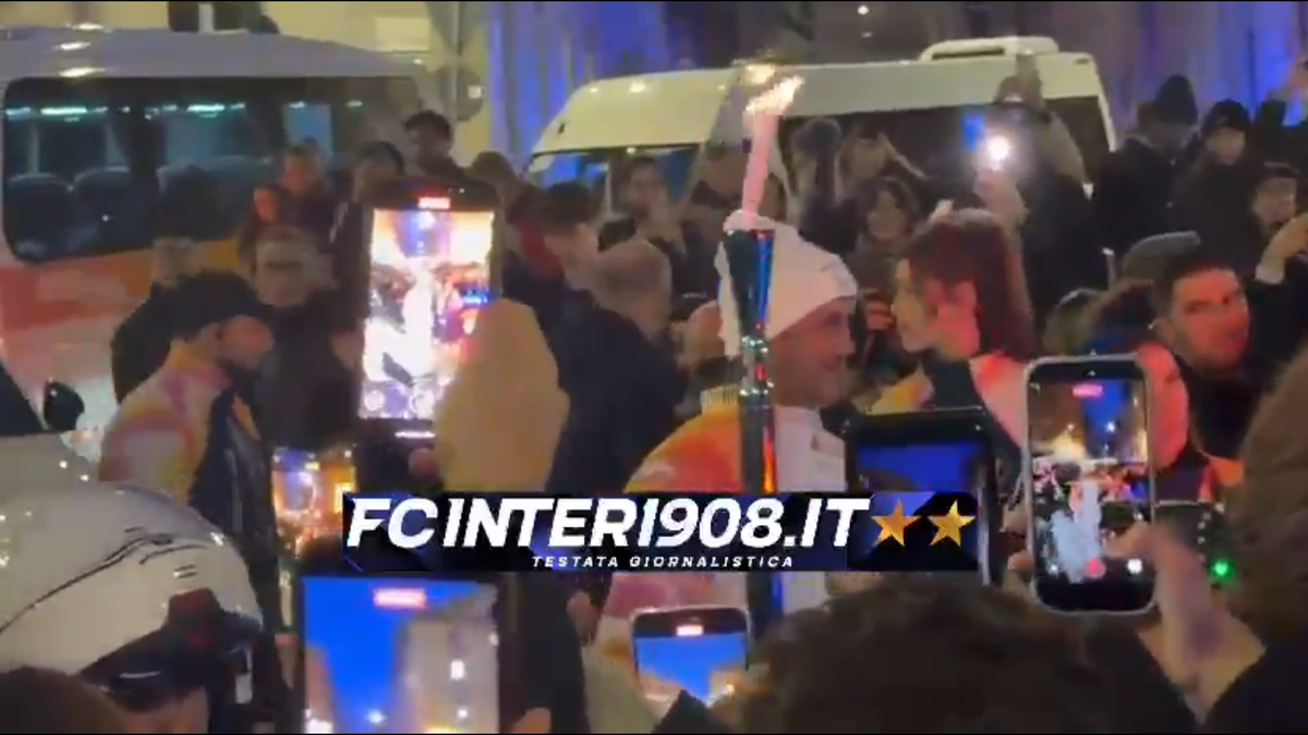 Cristi Chivu poartă flacăra olimpică prin Milano