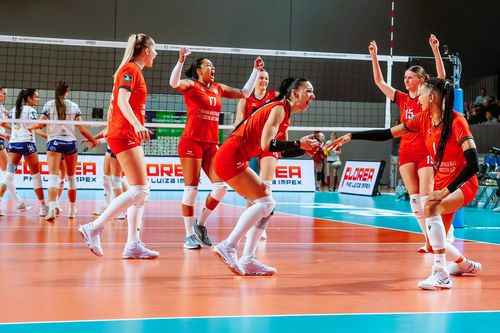 Voleibalistele de la Alba Blaj sărbătorind calificarea în „sferturile” Cupei CEV Foto: Alba Blaj/Andrei Stânea