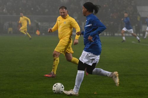 Marius Onofraș, împotriva lui Ronaldinho, într-un meci demonstrativ // Sursă foto: sportpictures.eu