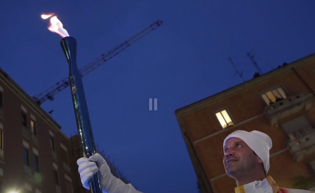 Cristi Chivu poartă flacăra olimpică prin Milano