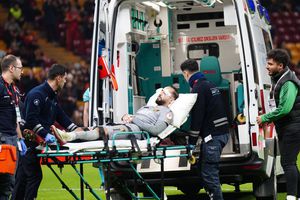 Salvarea pe teren, după ce s-au ciocnit cap în cap! » Unul și-a pierdut cunoștința, altul s-a ales cu o fractură