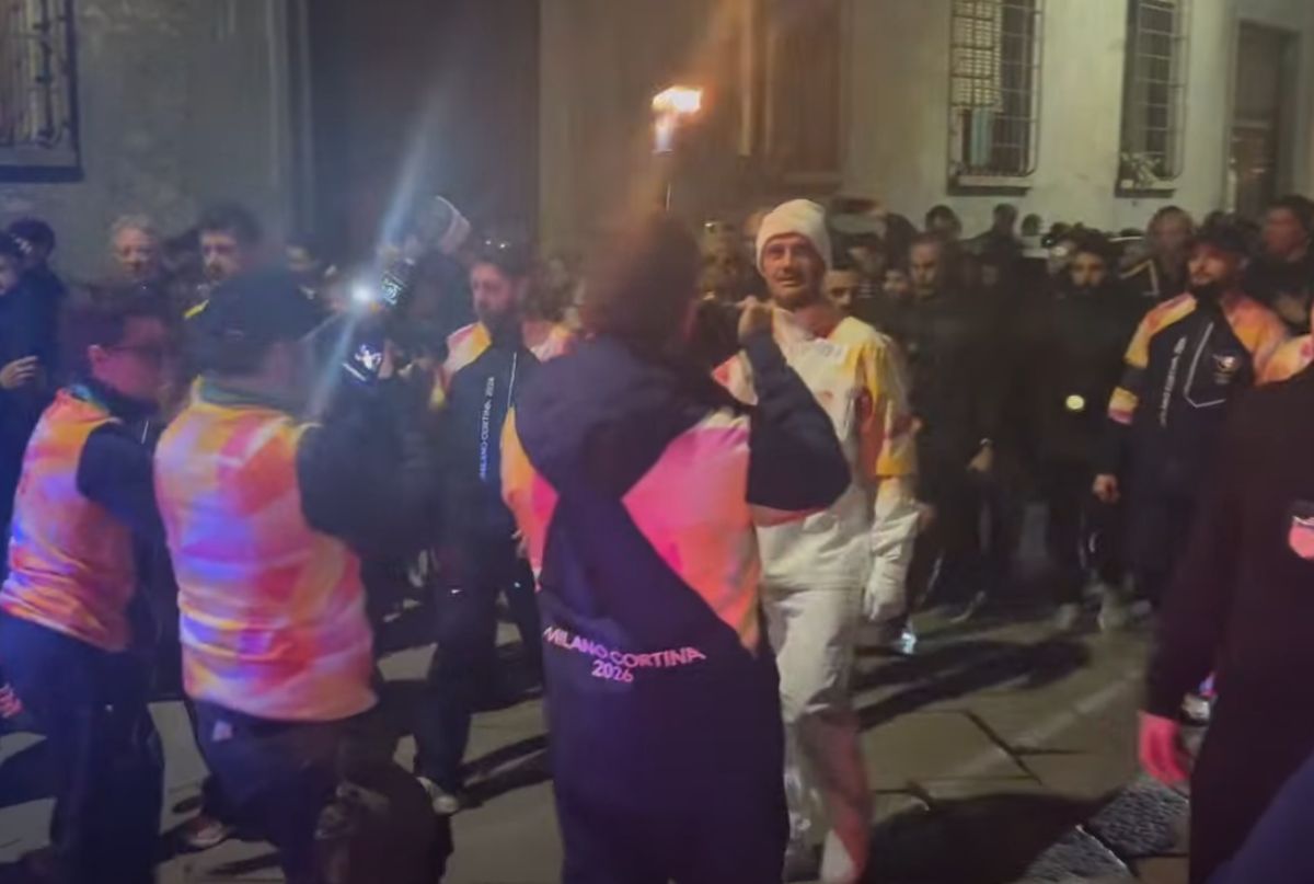 Cristi Chivu poartă flacăra olimpică prin Milano