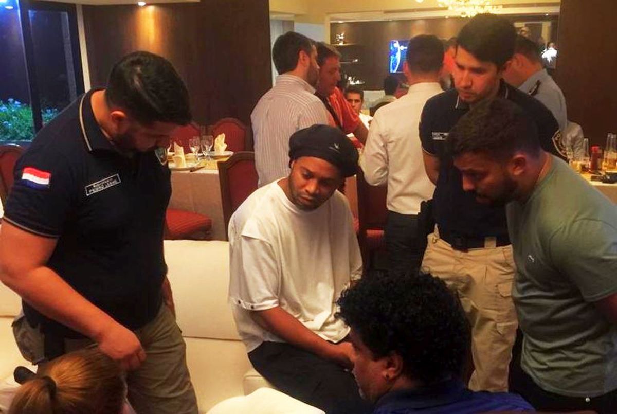 Ronaldinho rămâne închis în hotelul din Paraguay: poliția a făcut prima arestare!
