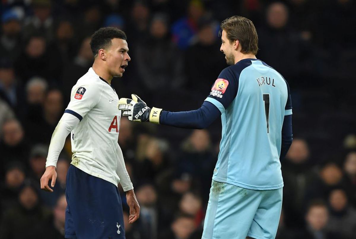 FOTO + VIDEO Scene incredibile! Vedeta lui Tottenham a sărit în tribune să se bată cu fanul: „E fratele meu, e fratele meu!"