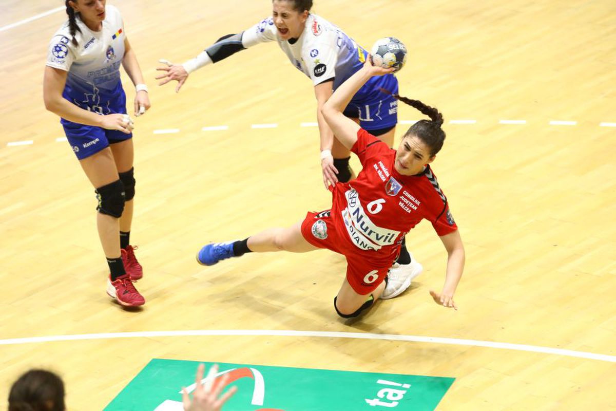 FOTO SCM Rm. Vâlcea a câștigat derby-ul cu SCM Craiova și a revenit pe primul loc în clasament!