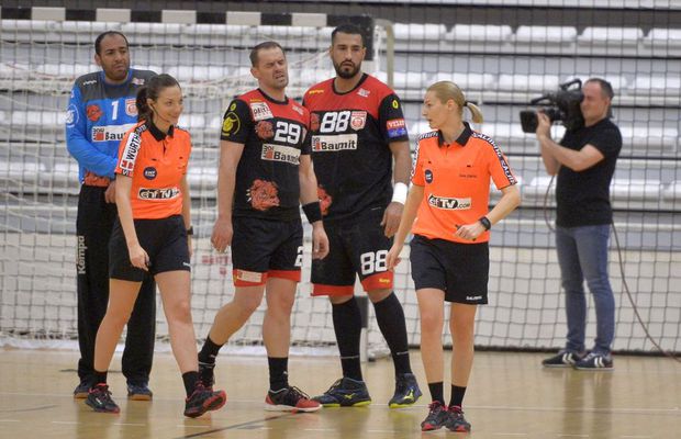 Dinamo - Steaua 23-22 // Pentru prima dată, un meci de handbal masculin a fost arbitrat în România de două femei! Un pic timorate și fricoase