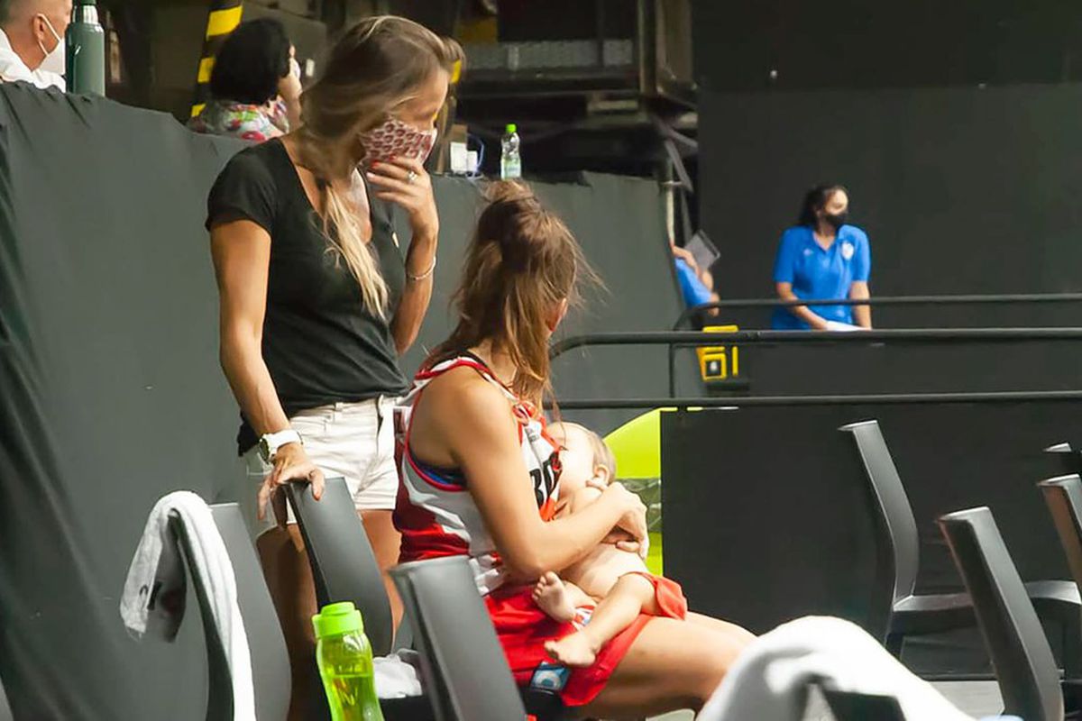 Imaginea care a devenit virală » O jucătoare de baschet și-a alăptat copilul în timpul unui meci