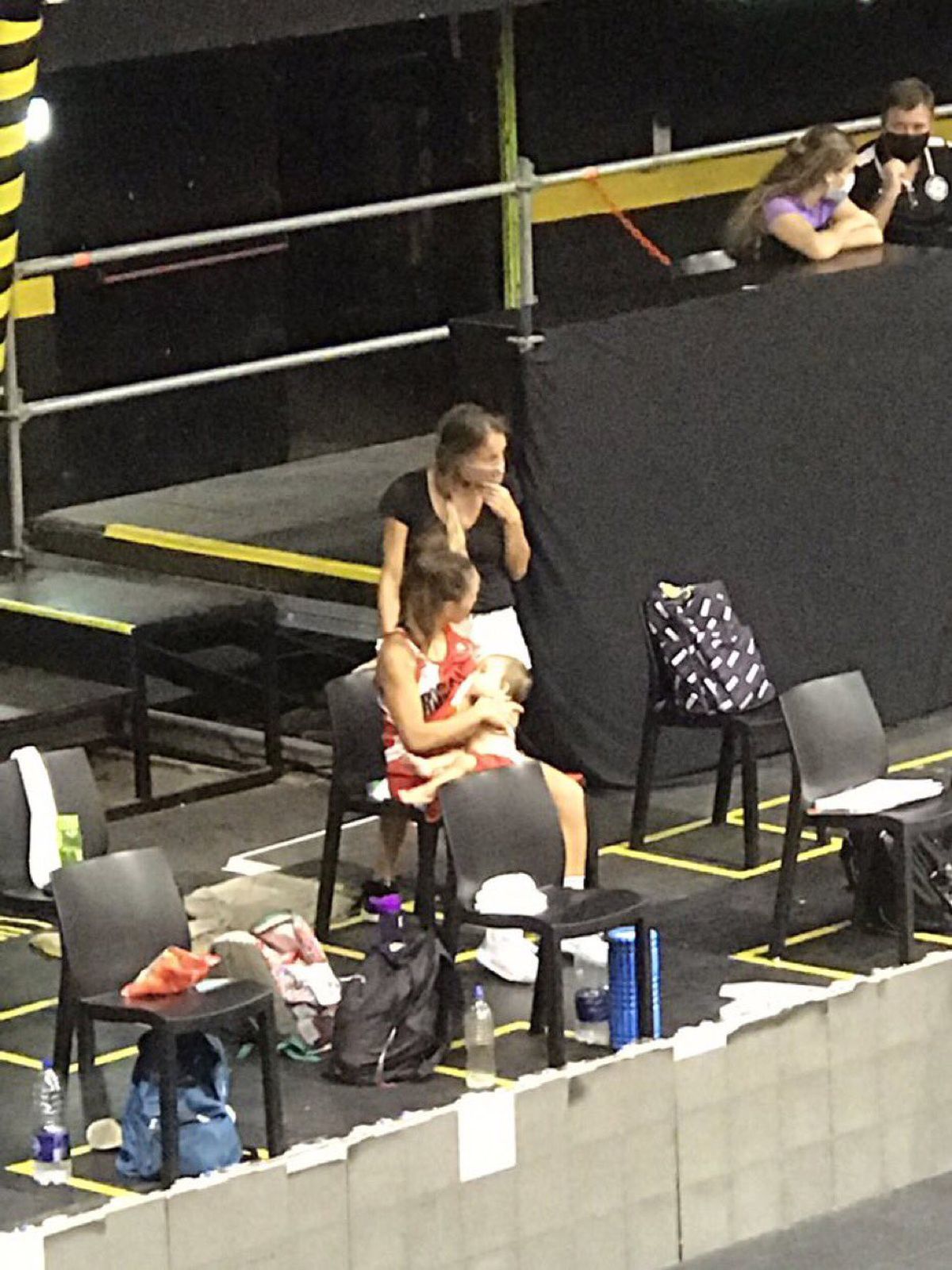 Imaginea care a devenit virală » O jucătoare de baschet și-a alăptat copilul în timpul unui meci