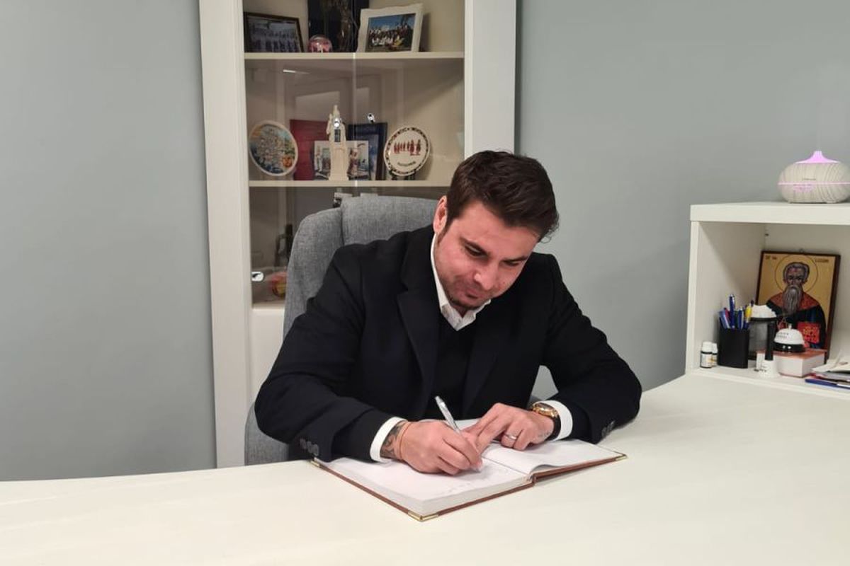 FOTO Imagini inedite cu Adrian Mutu » „Briliantul” a mers la munte și i-a luat prin surprindere pe juniorii unei echipe de fotbal