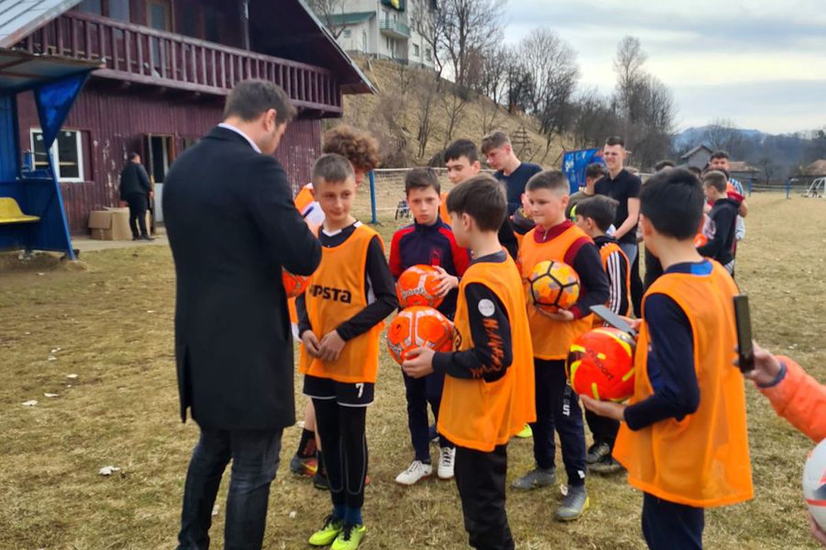 FOTO Imagini inedite cu Adrian Mutu » „Briliantul” a mers la munte și i-a luat prin surprindere pe juniorii unei echipe de fotbal