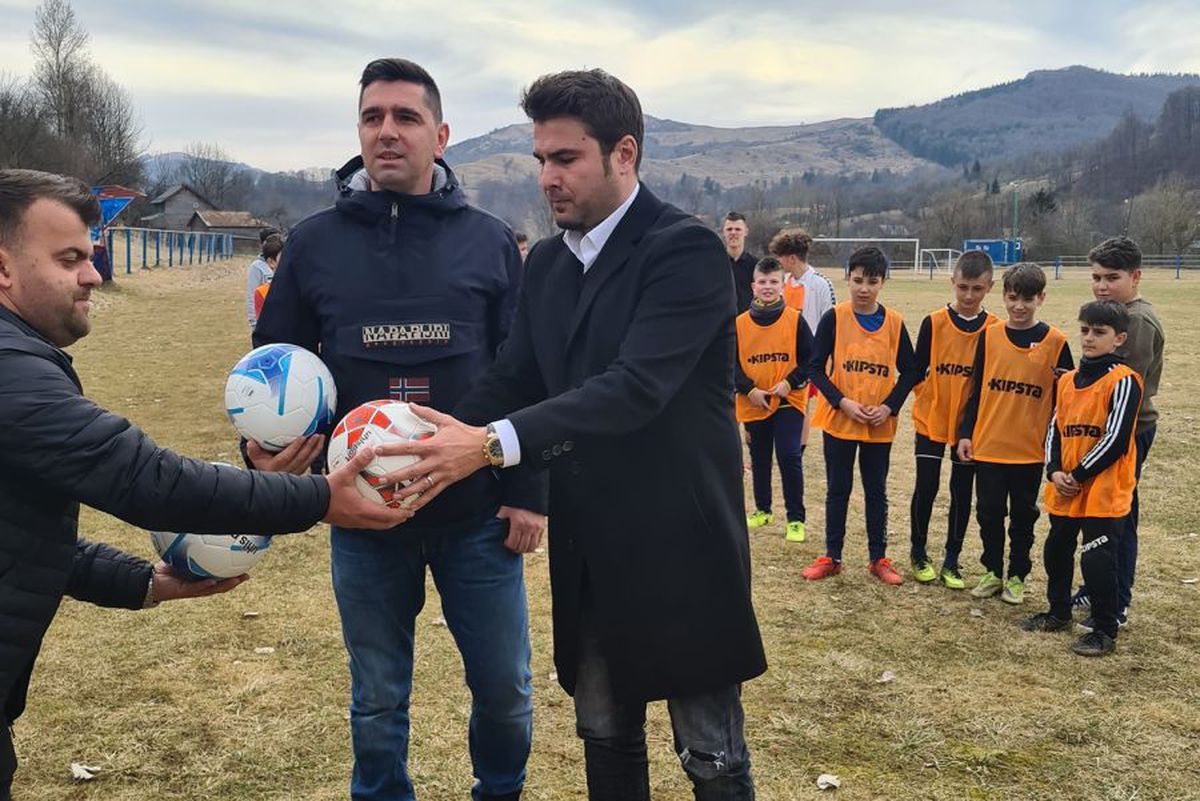 FOTO Imagini inedite cu Adrian Mutu » „Briliantul” a mers la munte și i-a luat prin surprindere pe juniorii unei echipe de fotbal