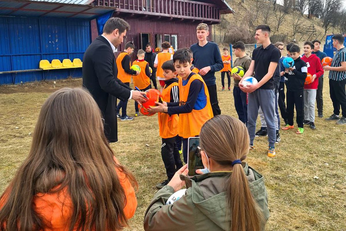 FOTO Imagini inedite cu Adrian Mutu » „Briliantul” a mers la munte și i-a luat prin surprindere pe juniorii unei echipe de fotbal