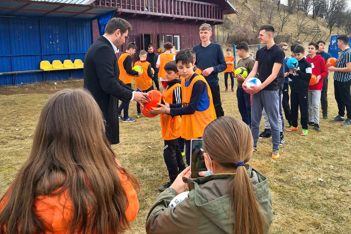 FOTO Imagini inedite cu Adrian Mutu » „Briliantul” a mers la munte și i-a luat prin surprindere pe juniorii unei echipe de fotbal