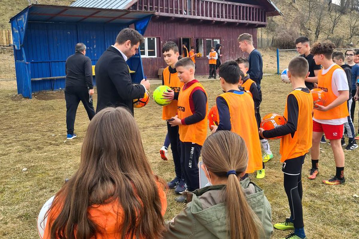 FOTO Imagini inedite cu Adrian Mutu » „Briliantul” a mers la munte și i-a luat prin surprindere pe juniorii unei echipe de fotbal