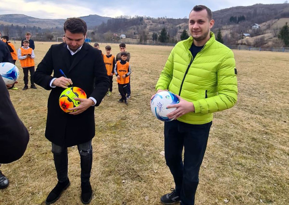 FOTO Imagini inedite cu Adrian Mutu » „Briliantul” a mers la munte și i-a luat prin surprindere pe juniorii unei echipe de fotbal